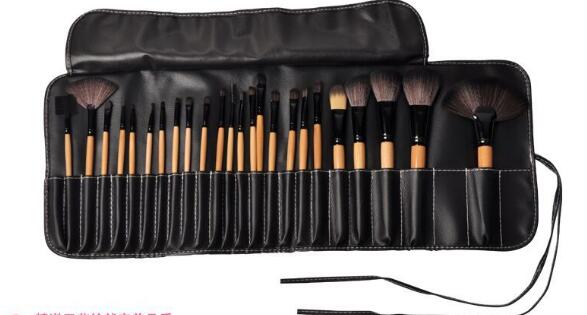 طقم فرش مكياج احترافي 24 قطعة بحقيبة هدية | Gift Bag Of 24 Pcs Professional Makeup Brush Set