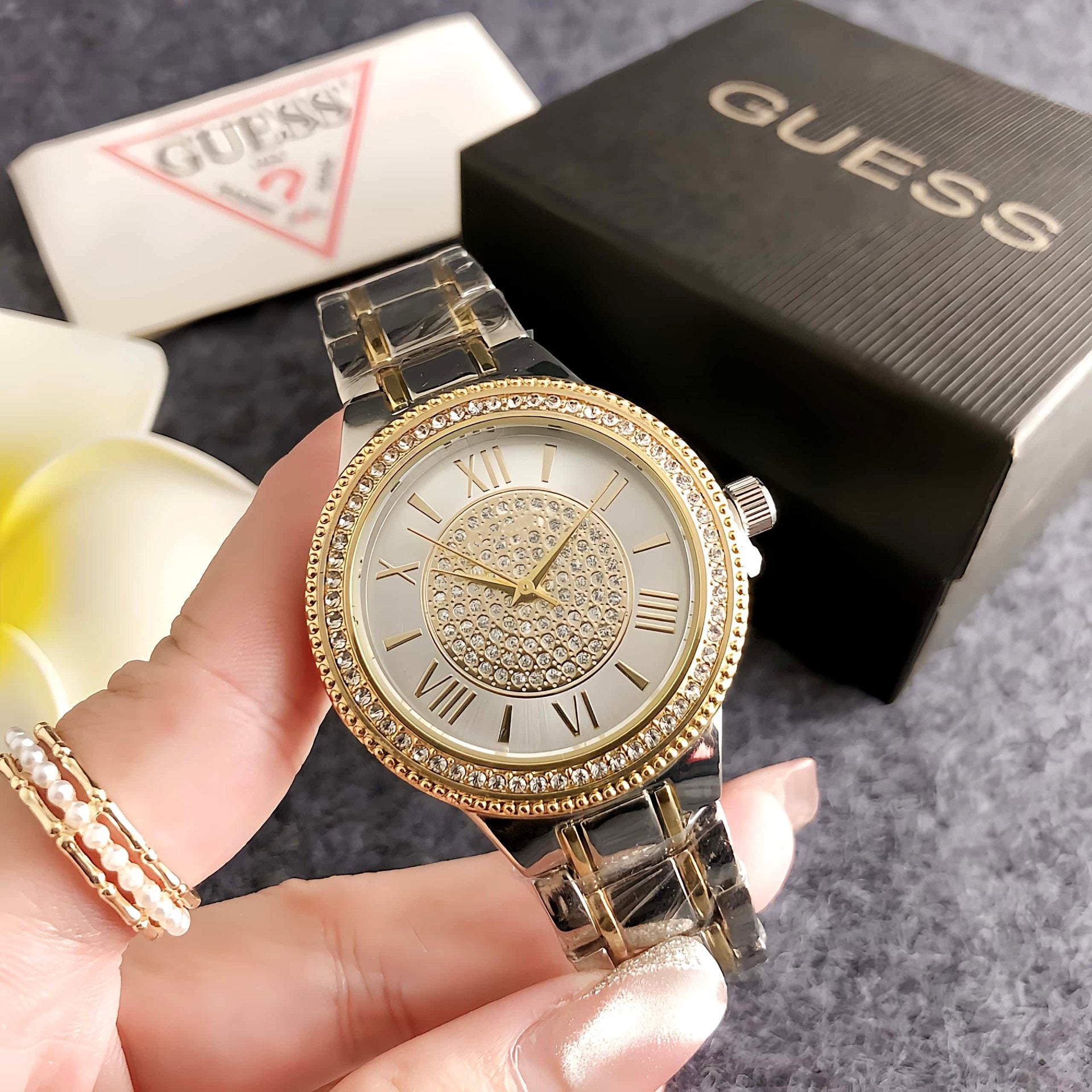 ساعة نسائية فنية بوجه كبير أنيقة وعصرية | Sleek Sophisticated Watch With A Large Dial A Niche Art Piece For Women