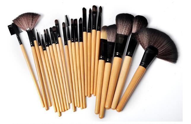 طقم فرش مكياج احترافي 24 قطعة بحقيبة هدية | Gift Bag Of 24 Pcs Professional Makeup Brush Set