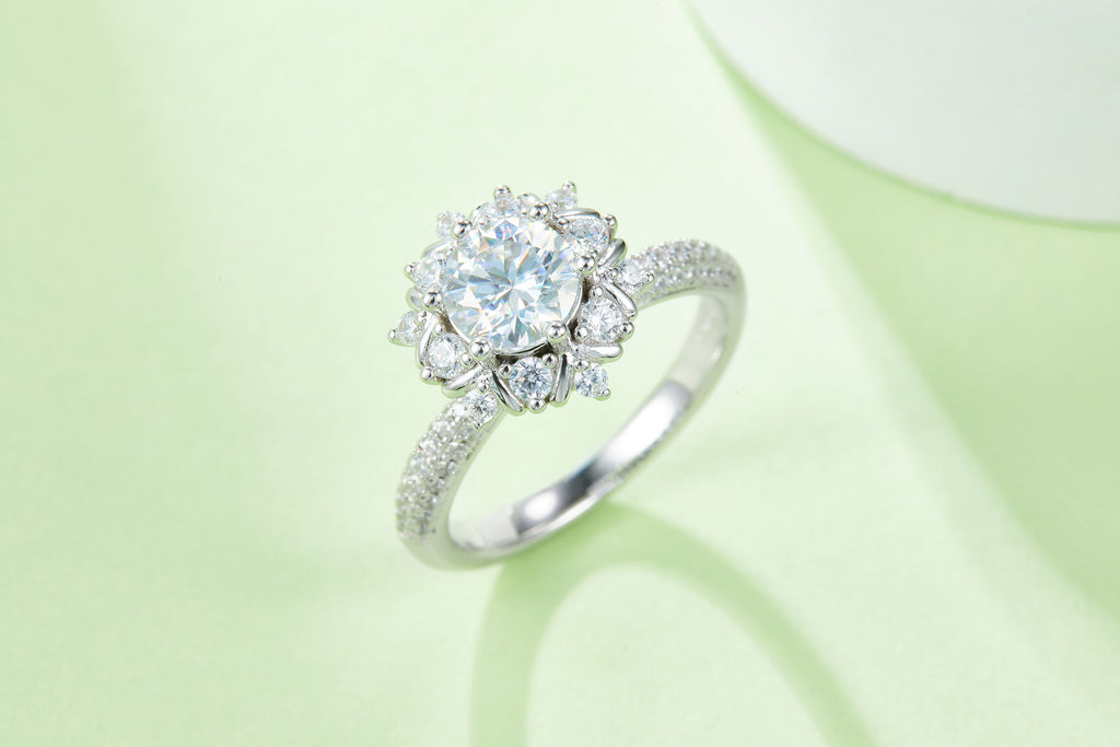 خاتم موسانيت فاخر 1 قيراط من الفضة المطلية بالبلاتين | 1-Carat Luxury Moissanite Silver Ring S925 Platinum Plated