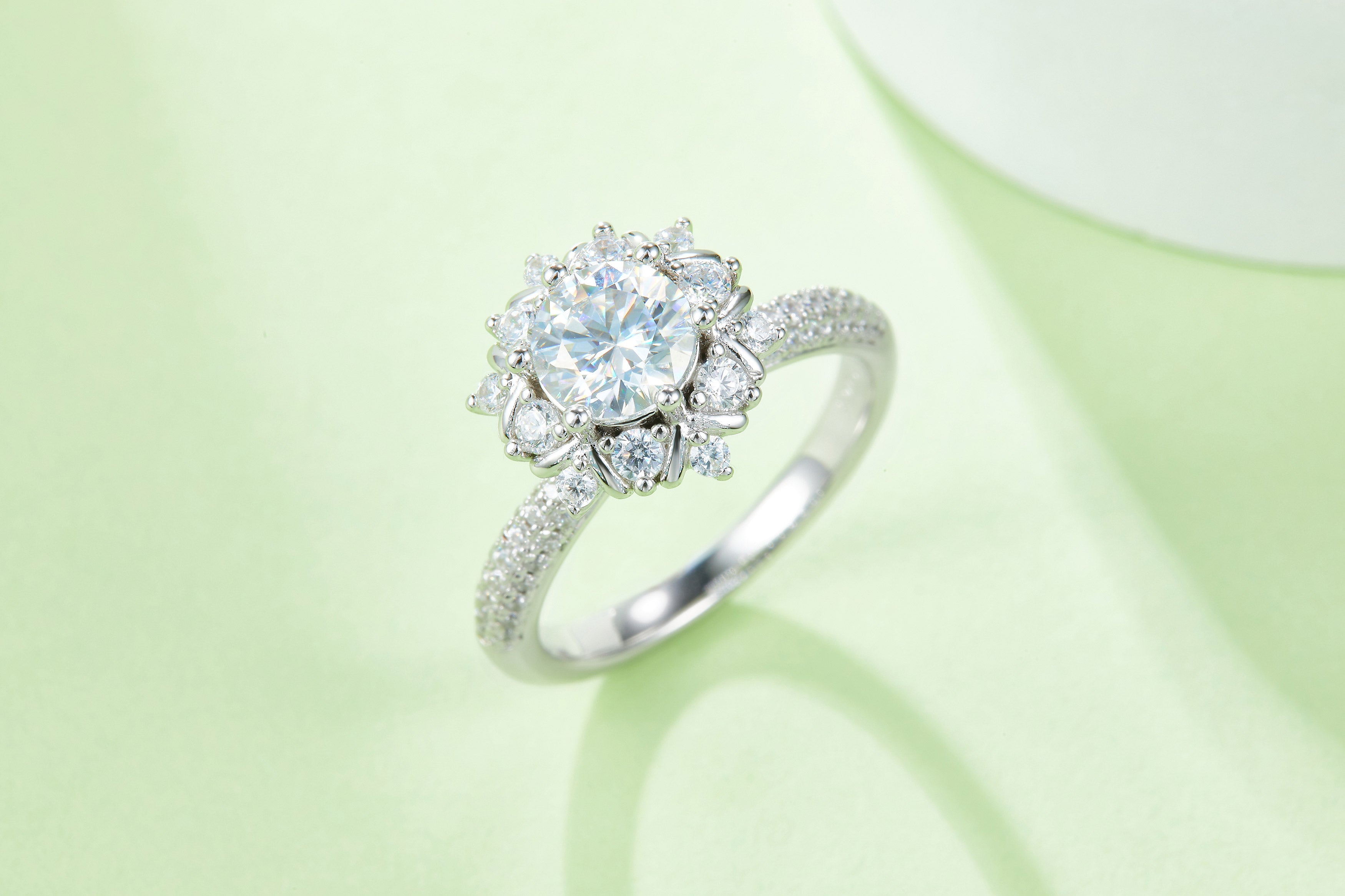 خاتم موسانيت فاخر 1 قيراط من الفضة المطلية بالبلاتين | 1-Carat Luxury Moissanite Silver Ring S925 Platinum Plated