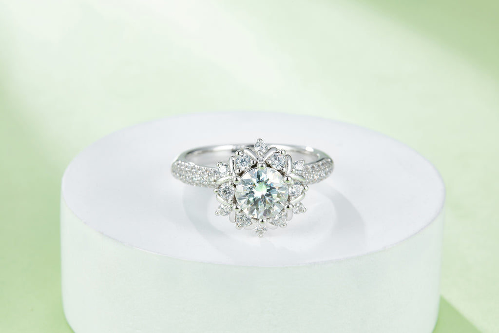خاتم موسانيت فاخر 1 قيراط من الفضة المطلية بالبلاتين | 1-Carat Luxury Moissanite Silver Ring S925 Platinum Plated