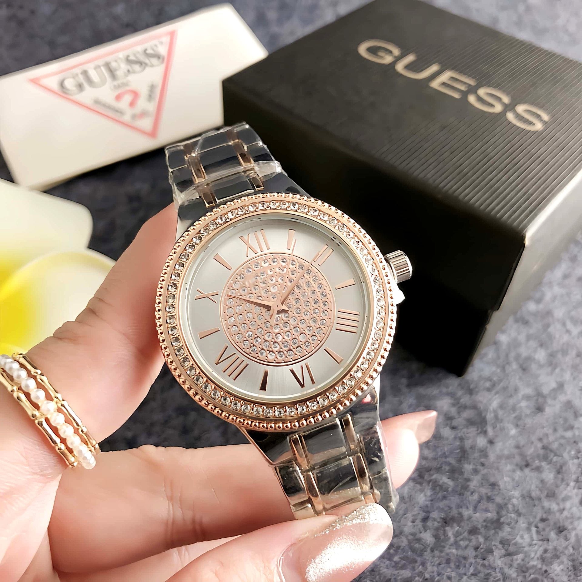 ساعة نسائية فنية بوجه كبير أنيقة وعصرية | Sleek Sophisticated Watch With A Large Dial A Niche Art Piece For Women