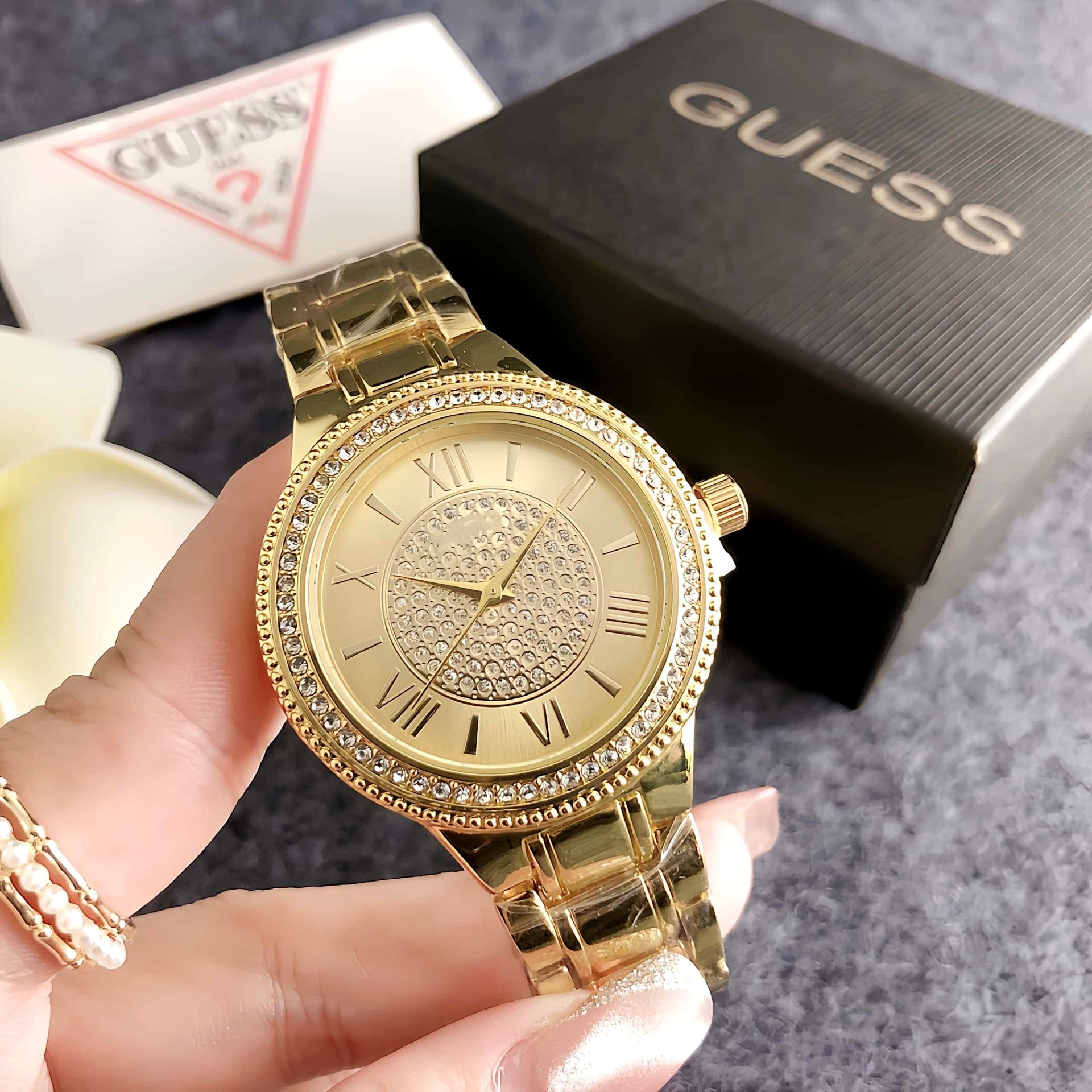 ساعة نسائية فنية بوجه كبير أنيقة وعصرية | Sleek Sophisticated Watch With A Large Dial A Niche Art Piece For Women