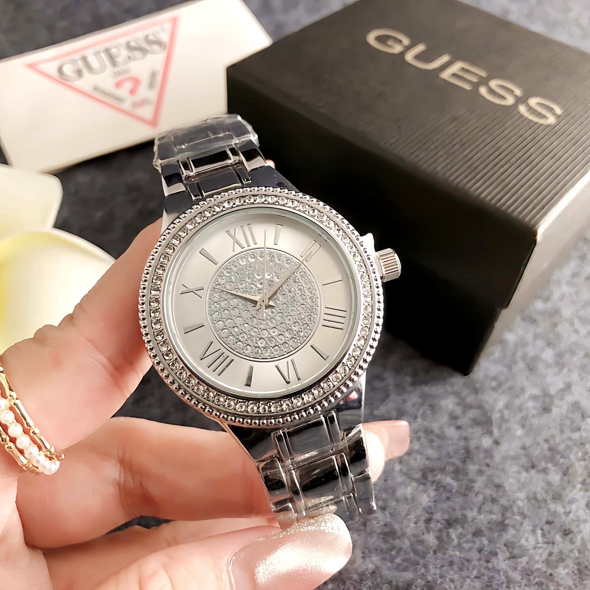 ساعة نسائية فنية بوجه كبير أنيقة وعصرية | Sleek Sophisticated Watch With A Large Dial A Niche Art Piece For Women