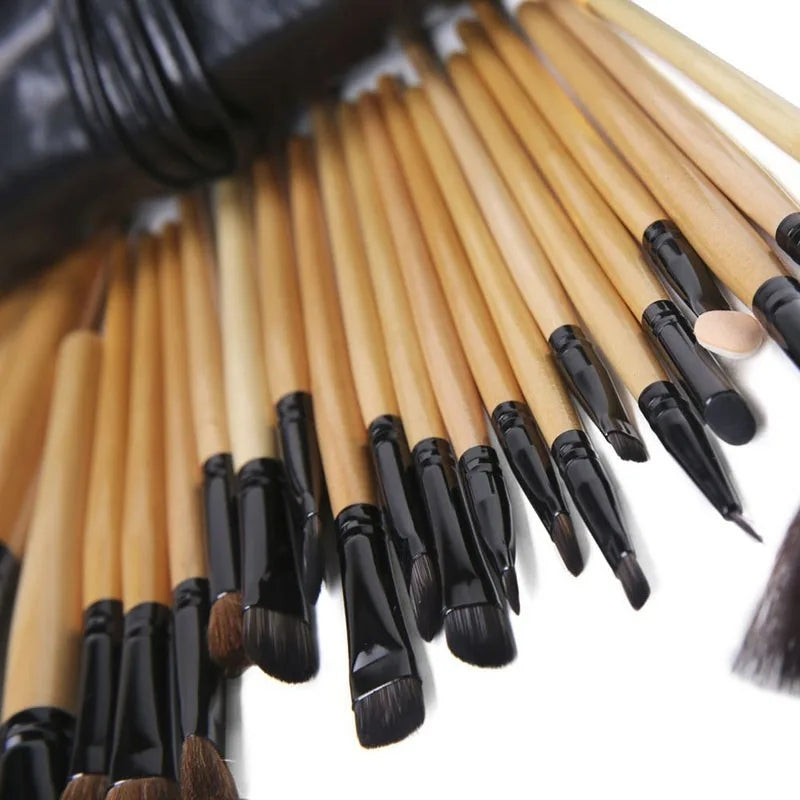 طقم فرش مكياج احترافي 24 قطعة بحقيبة هدية | Gift Bag Of 24 Pcs Professional Makeup Brush Set