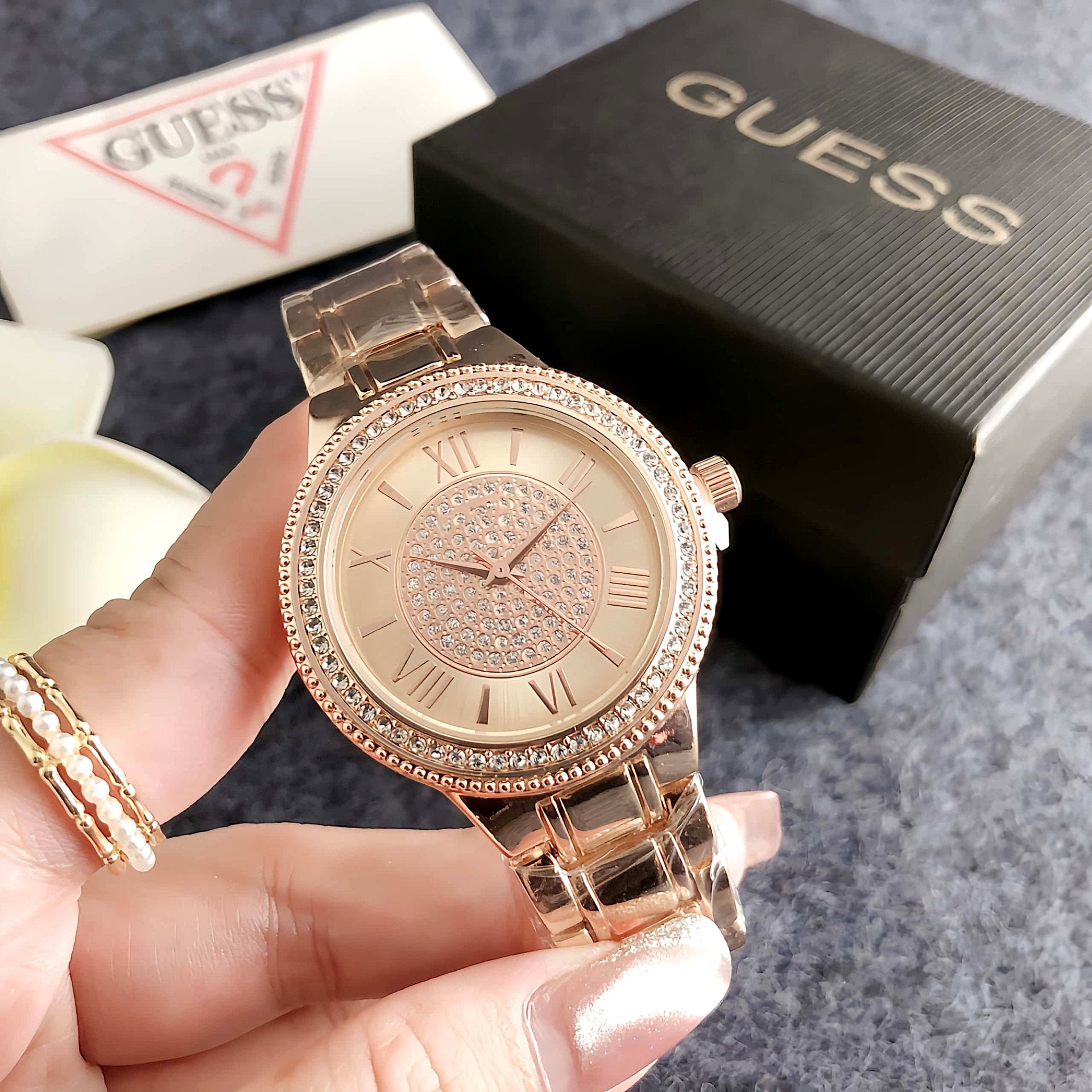 ساعة نسائية فنية بوجه كبير أنيقة وعصرية | Sleek Sophisticated Watch With A Large Dial A Niche Art Piece For Women