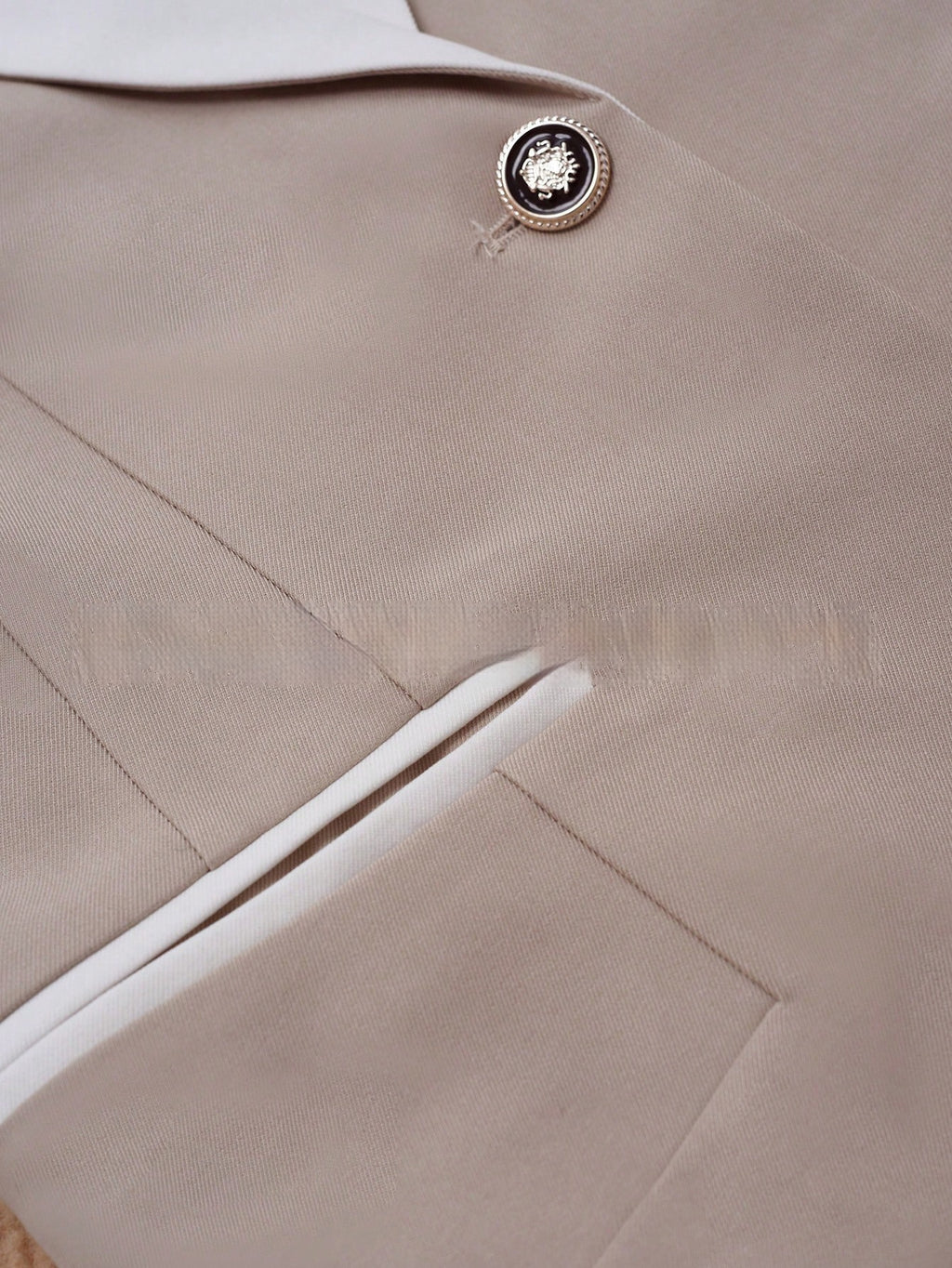 بليزر رسمي أنيق بأزرار متباينة | Professional Contrasting-Color Button Elegant Formal Blazer